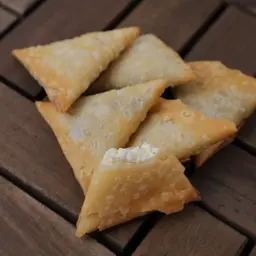 سمبوسة جبنة بيضاء